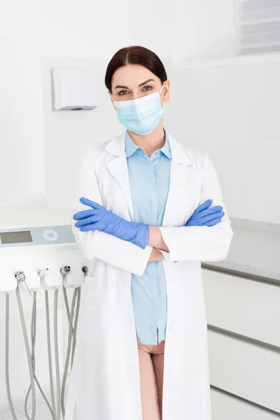 Dentist Medical Mask Latex Gloves Standing Crossed Arms Equipment Dental — Stock Photo, Image