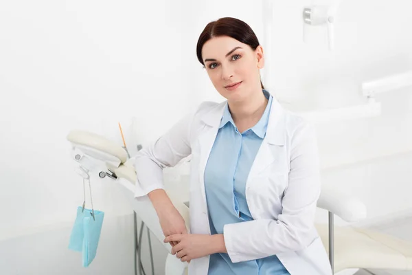 Dentista Alegre Com Mãos Apertadas Perto Equipamentos Clínica Odontológica — Fotografia de Stock