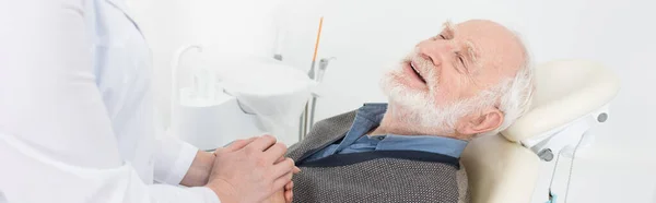 Paciente Anciano Agradecido Silla Dental Cogido Mano Con Dentista Bandera — Foto de Stock