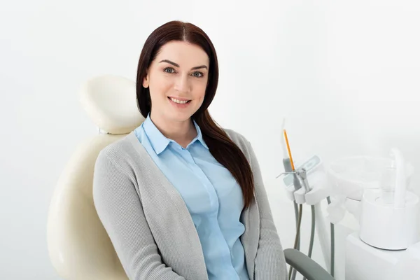 Smiling Adult Woman Sitting Dental Chair Clinic — Stock Photo, Image