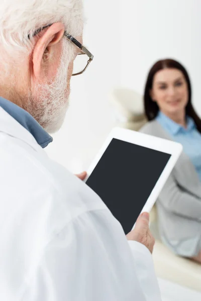 Senior Dentist Standing Blank Screen Tablet Front Blurred Patient Dental — Stock Photo, Image