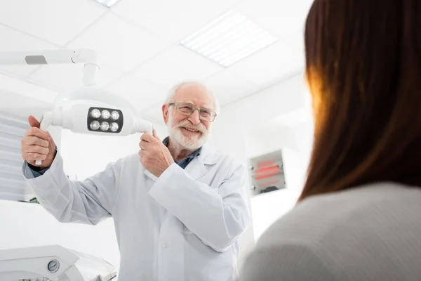 Senior Tandarts Regulerende Medische Lamp Voor Patiënt Tandartsstoel — Stockfoto