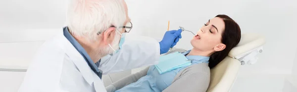 Старший Стоматолог Медичній Масці Робить Лікування Зубів Привабливою Жінкою Стоматологічному — стокове фото