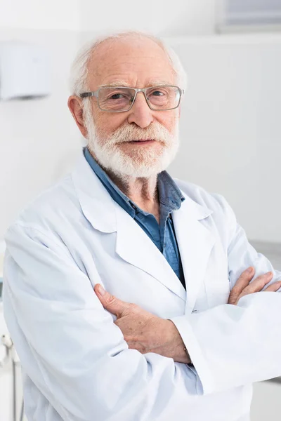 Porträtt Senior Tandläkare Vit Rock Stående Med Korsade Armar Tandvårdskliniken — Stockfoto