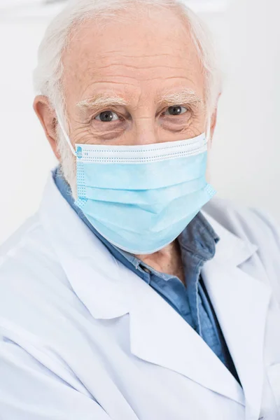 Retrato Médico Sênior Com Cabelos Grisalhos Casaco Branco Máscara Médica — Fotografia de Stock