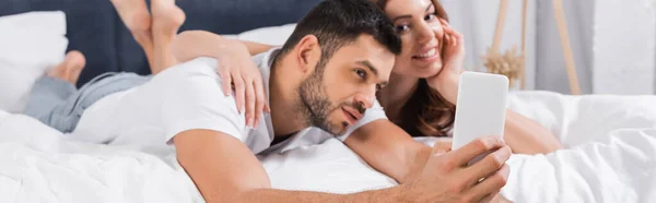 Yatak Odasında Selfie Çekerken Erkek Arkadaşına Sarılan Bulanık Kadın Afiş — Stok fotoğraf