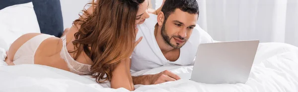 Sexy Woman Underwear Embracing Boyfriend Using Laptop Bed Banner — Stock Photo, Image