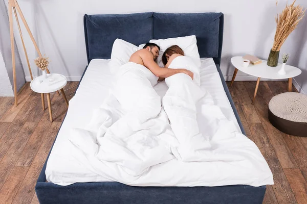 Pareja Joven Durmiendo Dormitorio — Foto de Stock