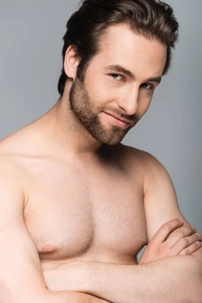 Hombre Alegre Musculoso Posando Con Los Brazos Cruzados Aislados Gris —  Fotos de Stock