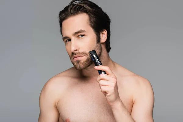 Shirtloze Man Trimmen Baard Met Elektrische Trimmer Geïsoleerd Grijs — Stockfoto