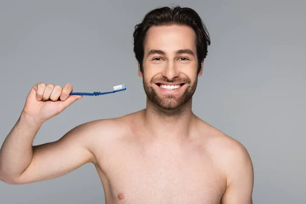 Veselý Bez Trička Muž Drží Zubní Kartáček Izolované Šedé — Stock fotografie