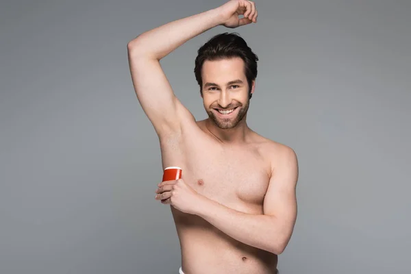 Hombre Feliz Sin Camisa Aplicando Desodorante Palo Sólido Aislado Gris —  Fotos de Stock