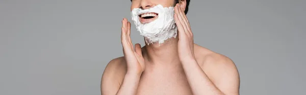 Vista Ritagliata Uomo Felice Senza Camicia Applicare Schiuma Barba Sul — Foto Stock