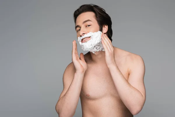 Hombre Feliz Sin Camisa Aplicando Espuma Afeitar Cara Aislada Gris —  Fotos de Stock