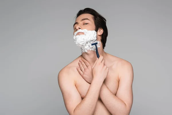 Joven Hombre Sin Camisa Con Espuma Afeitado Facial Con Afeitadora —  Fotos de Stock