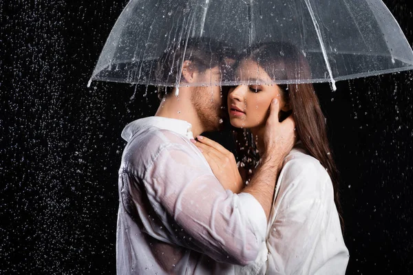 Romantique Jeune Couple Adulte Debout Sous Pluie Avec Parapluie Baiser — Photo