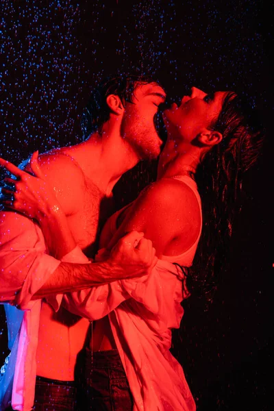 물방울 속에서 열정적으로 키스하는 연인의 사진을 여백에 — 스톡 사진
