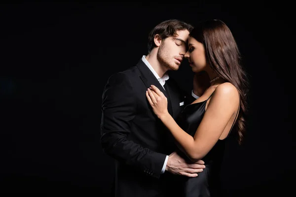 Elegante Jovem Adulto Homem Mulher Abraçando Beijando Isolado Preto — Fotografia de Stock