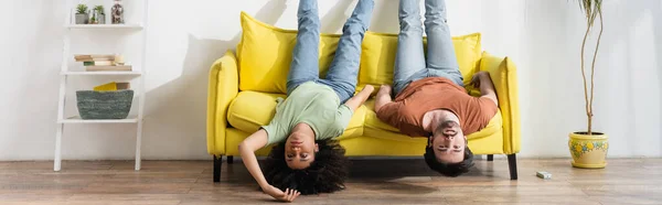 Young Interracial Couple Suffering Heat Yellow Couch Banner — Stock Photo, Image