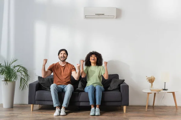Happy Multiethnic Rejoicing While Sitting Couch Modern Living Room Hvac — Stock Photo, Image