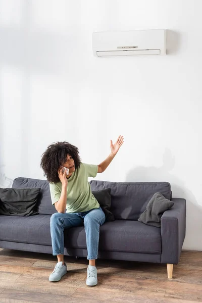 Mulher Afro Americana Descontente Falando Smartphone Apontando Para Condicionado Quebrado — Fotografia de Stock