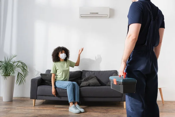 African American Woman Medical Mask Pointing Broken Air Conditioner Handyman — Stock Photo, Image