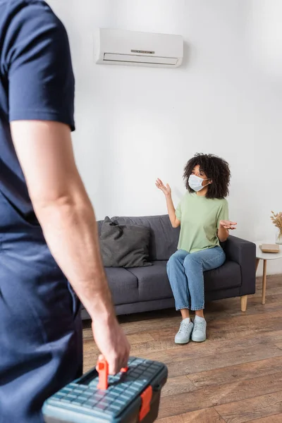 Mujer Afroamericana Máscara Médica Apuntando Acondicionador Aire Roto Cerca Manitas — Foto de Stock