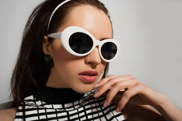 Jovem Mulher Óculos Sol Retro Branco Isolado Cinza — Fotografia de Stock