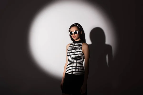 Stilvolles Model Mit Sonnenbrille Posiert Auf Grau — Stockfoto