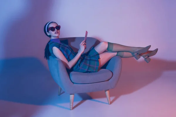 Morena Mujer Joven Gafas Sol Traje Retro Sentado Sillón Con — Foto de Stock