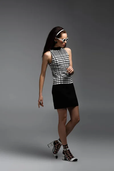 Full Length Young Woman Sunglasses Posing Gray — Stock Photo, Image