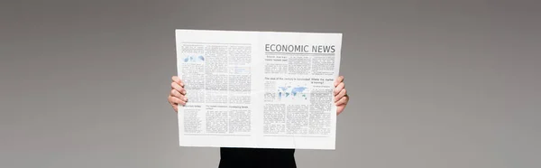男人蒙面阅读灰色 横幅的经济新闻 — 图库照片