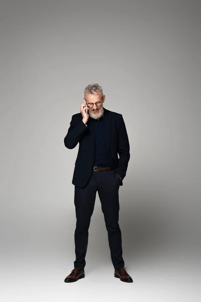 Full Length Happy Businessman Grey Hair Talking Smartphone While Posing — Stock Photo, Image