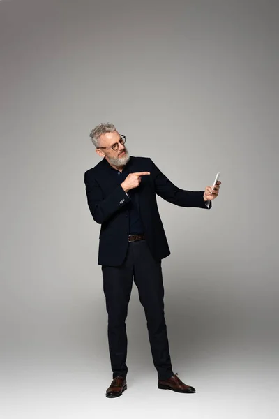 Full Length Businessman Grey Hair Pointing Finger While Taking Selfie — Stock Photo, Image