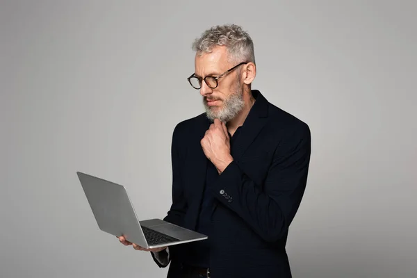 Nachdenklicher Mann Mittleren Alters Mit Grauen Haaren Anzug Mit Laptop — Stockfoto