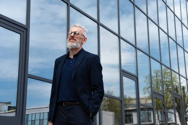 Bärtiger Mann Mittleren Alters Mit Brille Posiert Mit Der Hand — Stockfoto