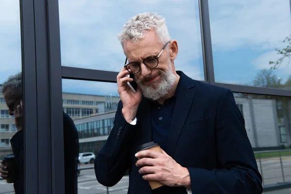 Confused Businessman Grey Hair Holding Paper Cup While Talking Smartphone — Stock Photo, Image