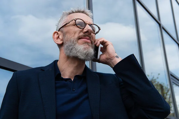 Geschäftsmann Mittleren Alters Mit Brille Und Grauen Haaren Spricht Auf — Stockfoto