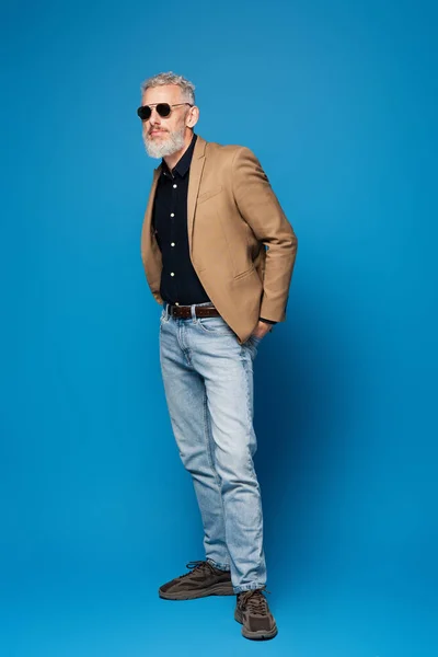Full Length Stylish Middle Aged Man Sunglasses Posing Blue — Stock Photo, Image