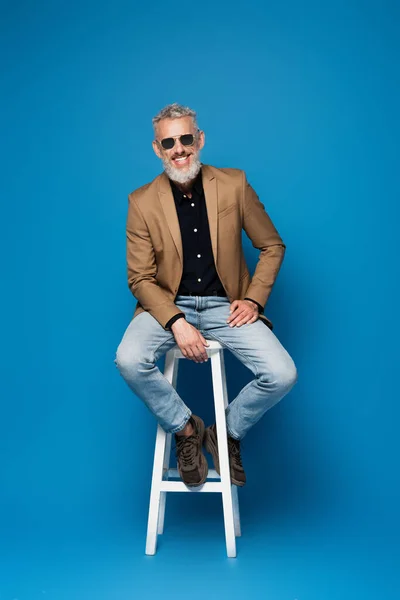 Full Length Cheerful Middle Aged Man Sunglasses Posing White Chair — Stock Photo, Image