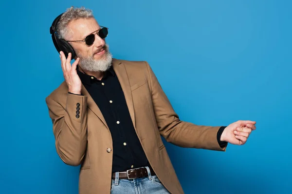 Pleased Middle Aged Man Sunglasses Listening Music Headphones Dancing Blue — Stock Photo, Image