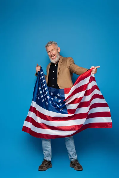 Πλήρες Μήκος Γενειοφόρου Μεσήλικα Άνδρα Στέκεται Αμερικανική Σημαία Στο Μπλε — Φωτογραφία Αρχείου