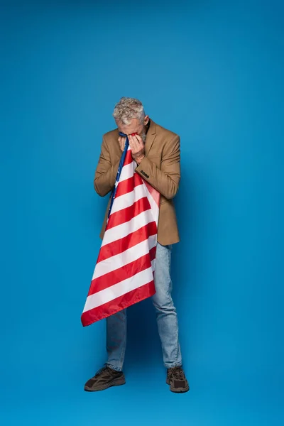 全长的中年男子哭泣着 脸上涂满了蓝色的美国国旗 — 图库照片