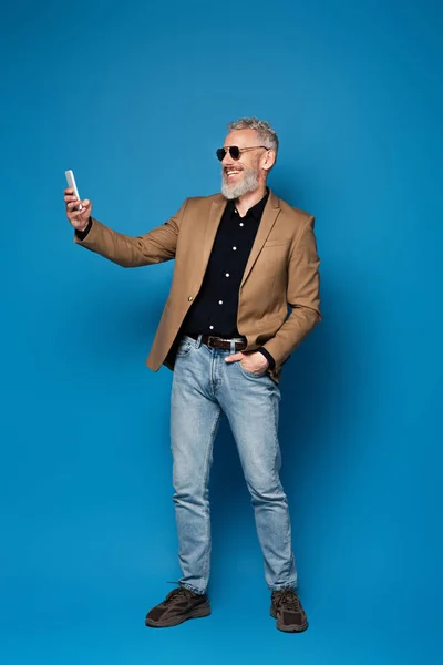 Full Length Happy Middle Aged Man Sunglasses Taking Selfie Cellphone — Stock Photo, Image
