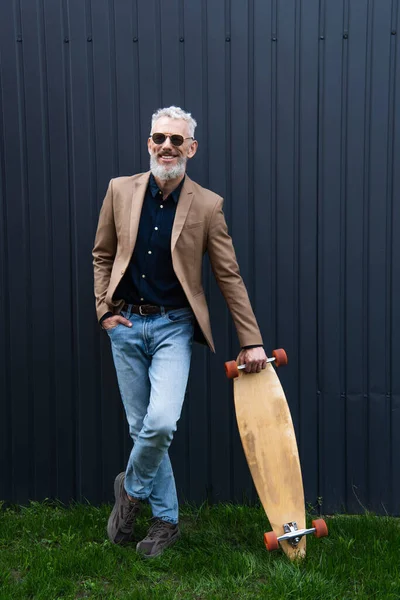 Mann Mittleren Alters Mit Sonnenbrille Und Longboard Draußen — Stockfoto