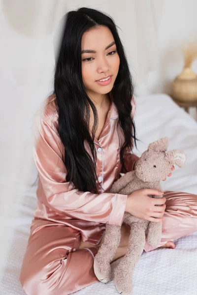 Joven Mujer Asiática Pijama Seda Rosa Sentado Con Las Piernas — Foto de Stock