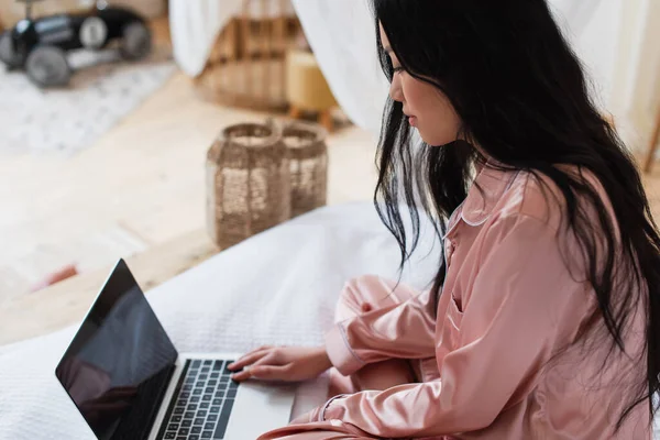 Joven Mujer Asiática Pijama Seda Sentado Cama Con Las Piernas — Foto de Stock