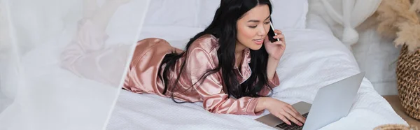 Young Asian Woman Silk Pajamas Lying Bed Speaking Cellphone Looking — Stock Photo, Image