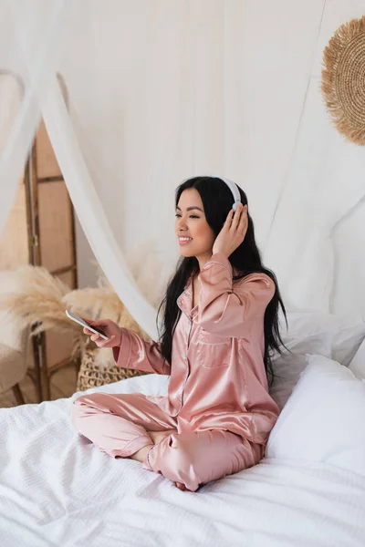 Young Asian Woman Pink Silk Pajamas Sitting Bed Cellphone Touching — Stock Photo, Image