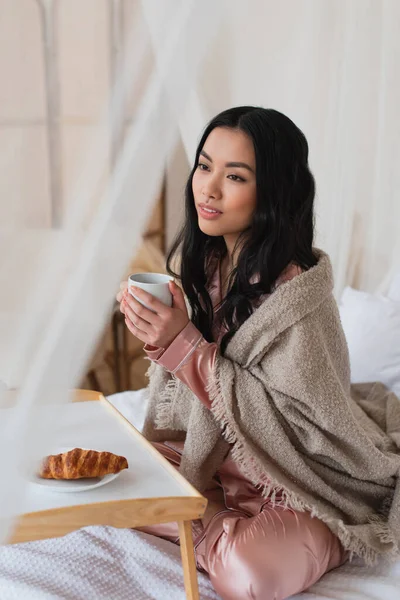 Young Asian Woman Silk Pajamas Blanket Sitting Bed Coffee Cup — Stock Photo, Image